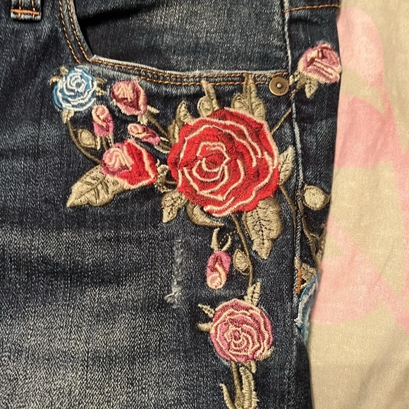 Rose embroidered distressed ankle jeans - Picture 4 of 5